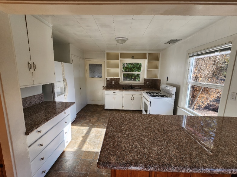 Building Photo - 16619 Old Stagecoach Rd