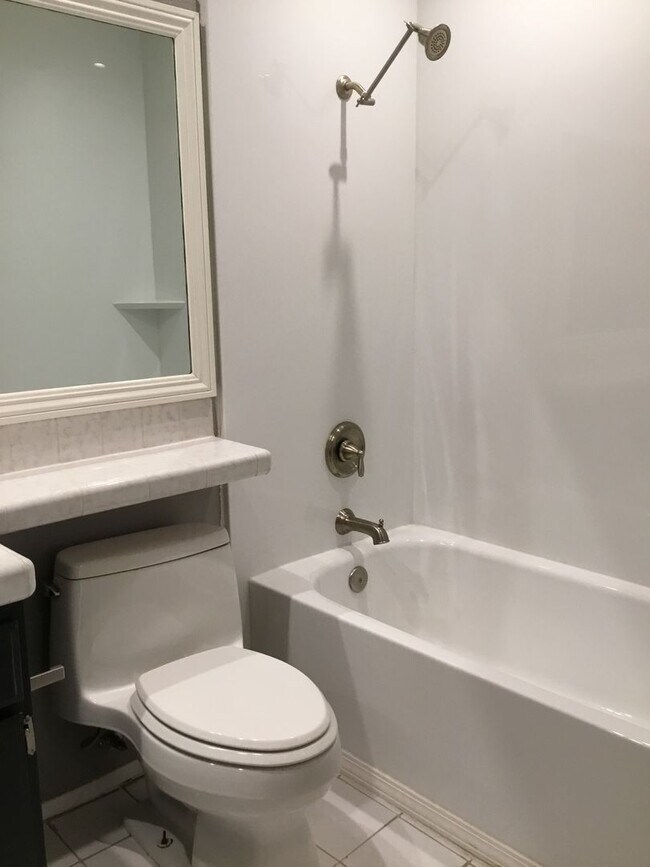 Building Photo - 2BR 2BA Condo-AC, Washer/Dryer in Unit, Pe...