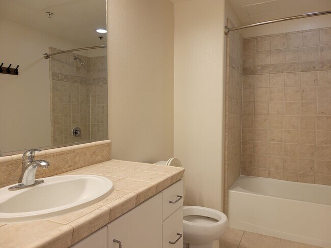 Building Photo - High End Condo on Top floor: High Ceilings...