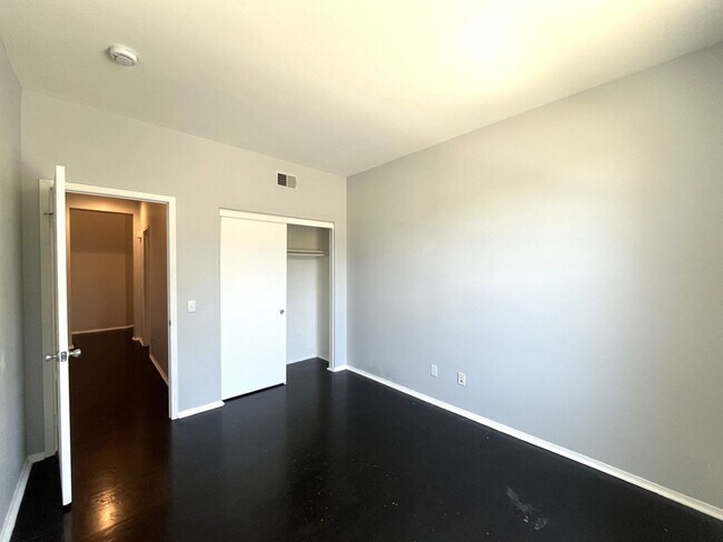 Building Photo - 3 bed, 2 bath located in Corona, CA!