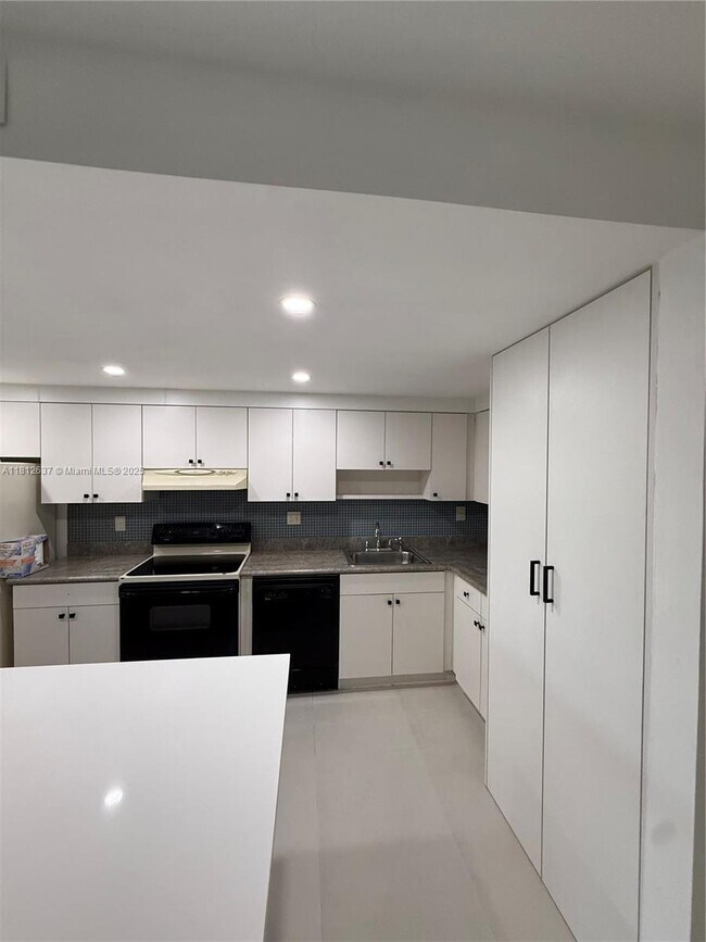 Building Photo - 14293 Kendale Lakes Cir