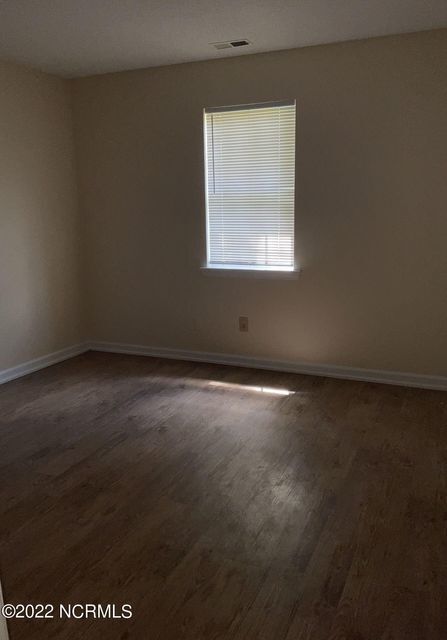 Building Photo - Two Bedroom Duplex Located In Midway Park!