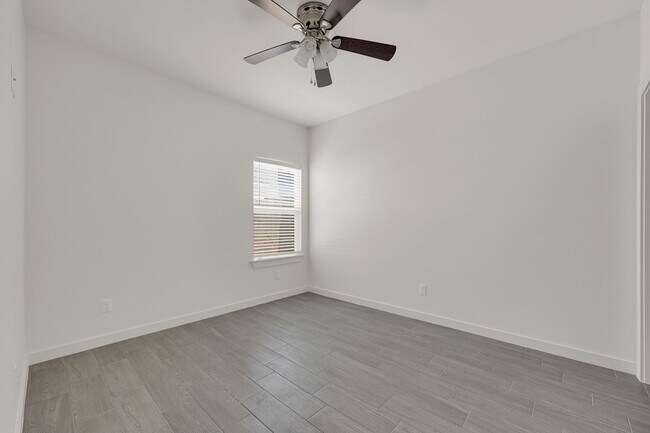 Building Photo - Platinum Apts