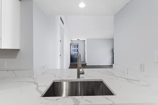Building Photo - 2302A Melrose Dr