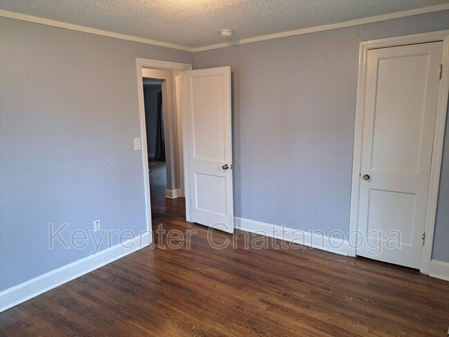 Building Photo - 718 Woodvale Ave