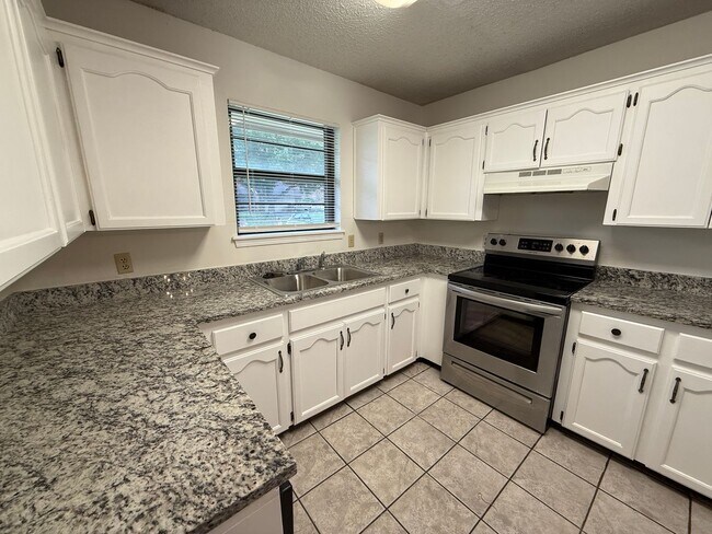 Building Photo - 3 Bedroom Duplex: One bed Downstairs, 2 large bedrooms upstairs