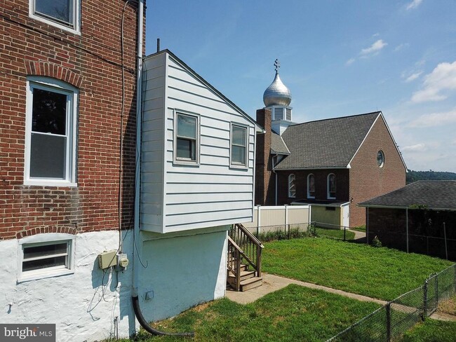 Building Photo - 111 Hope Ave