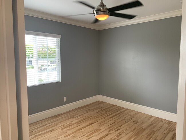 Building Photo - UPSTAIRS UNIT! Washer&Dryer! Assigned Park...