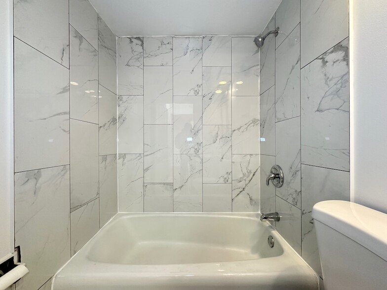 Building Photo - 6830 N Sheridan Rd