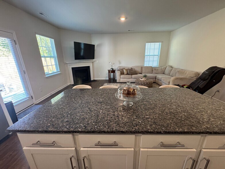 Building Photo - 1924 Vanderlyn St