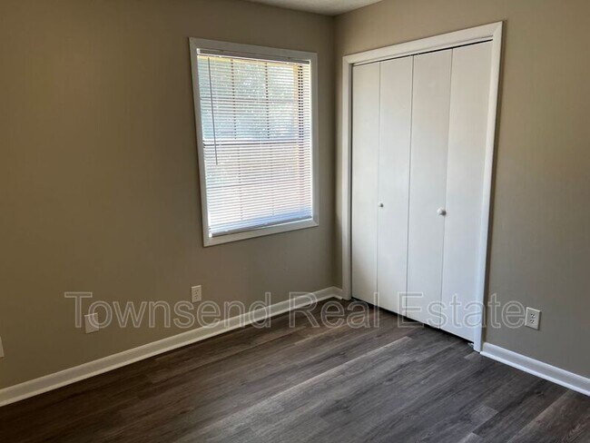 Building Photo - 1437 Ireland Dr