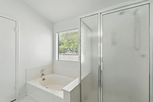 Building Photo - Great single family home!