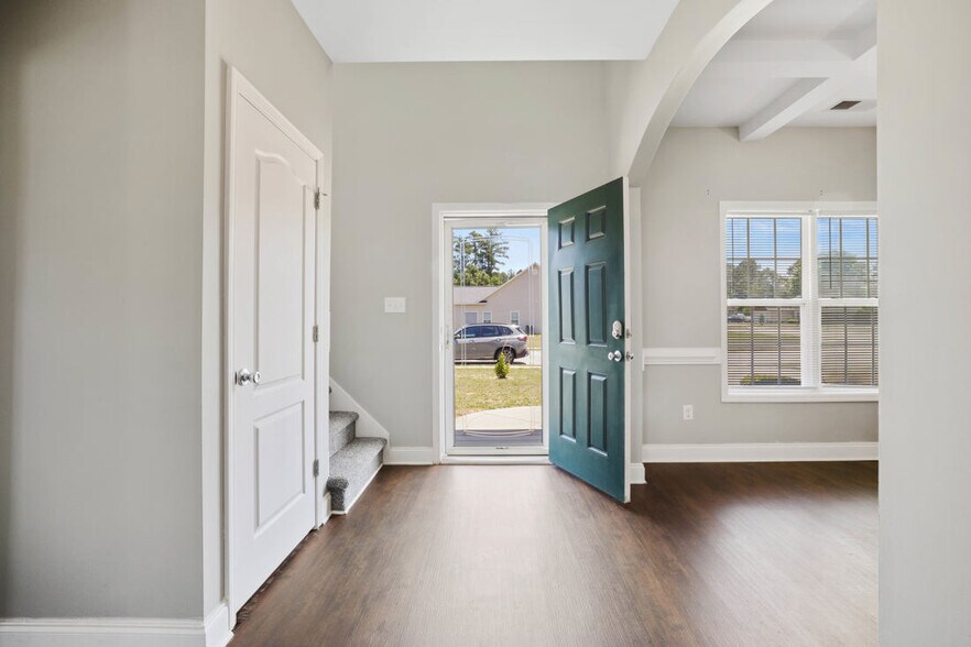 Building Photo - 121 Feathers Ln