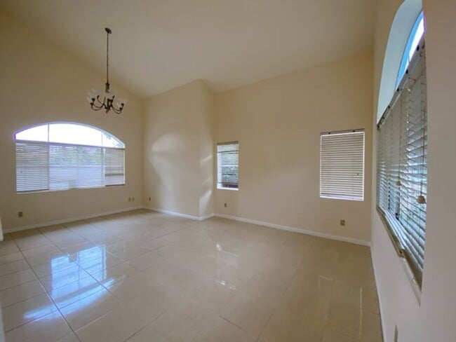Building Photo - Spacious 4 bed/3 Bath in Oceanside!