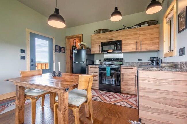 Building Photo - 1085 Rainbow Loop