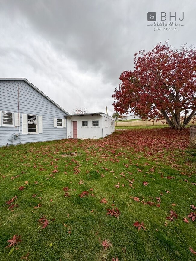 Building Photo - 6 month lease! 3 bed/ 1 bath Single Family Home on Coffeen!