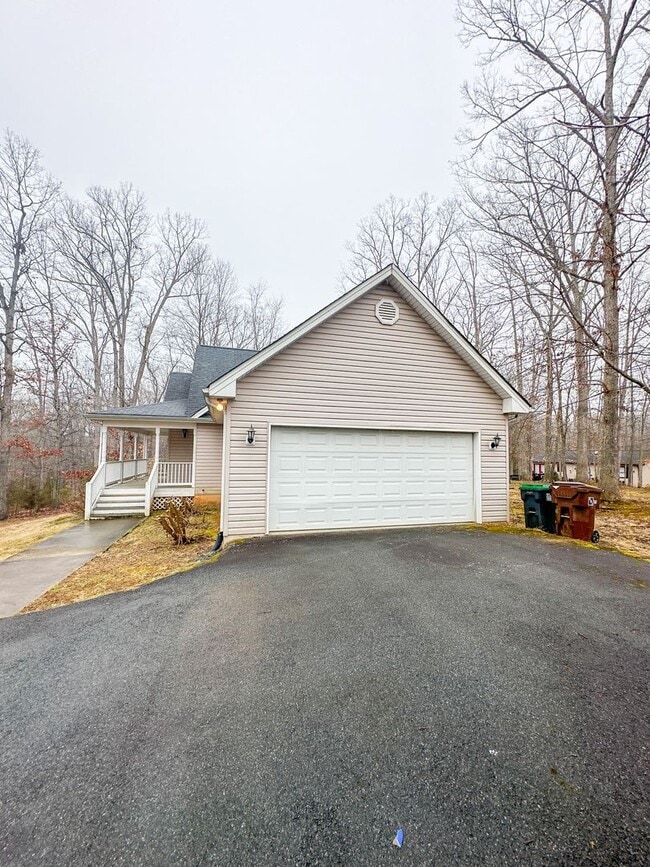 Building Photo - Beautiful 3bed 2 Bath Lake Monticello Rental