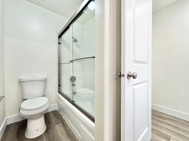 Building Photo - Beautiful Sandy Remodel Near Union Park!