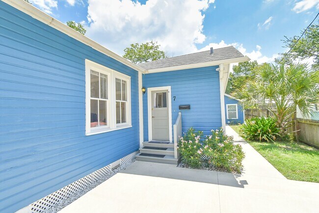 Building Photo - 7 Dupont Ln