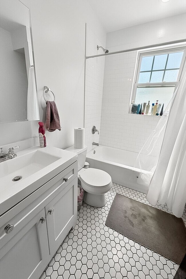 Building Photo - Bright and Sunny Updated 3-bed/1-bath near Loyola