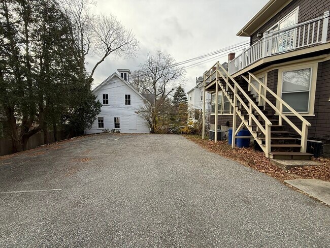 Building Photo - 22 Yale Ave