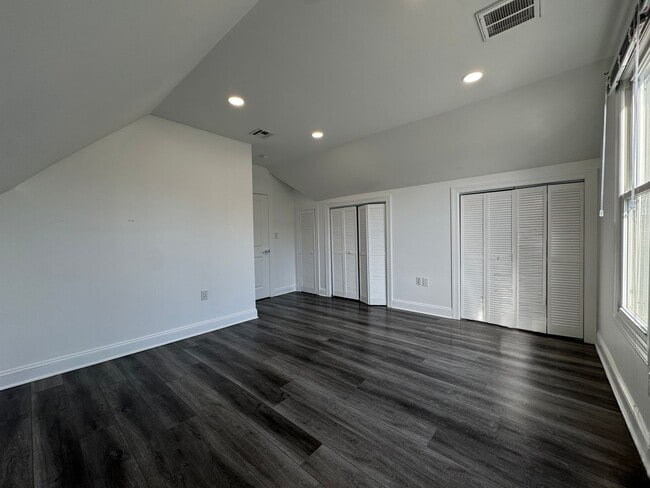 Building Photo - For Rent: Stylish 3-Bedroom Home in Hacken...