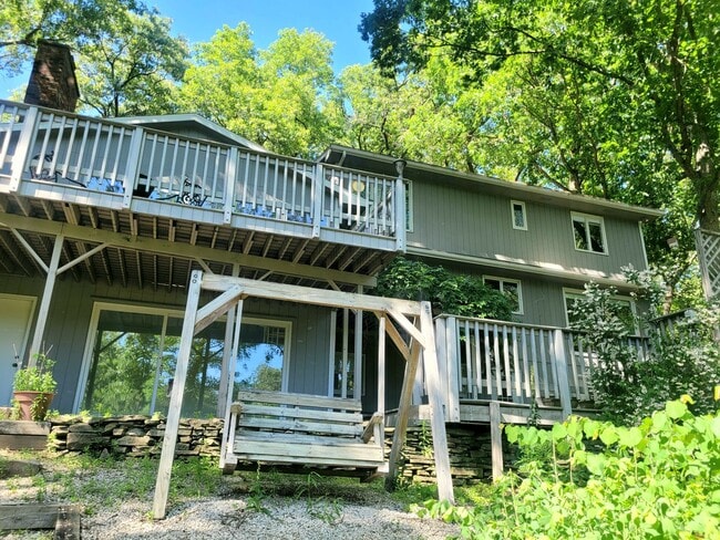 Building Photo - Five Bedroom Home on Portage Creek