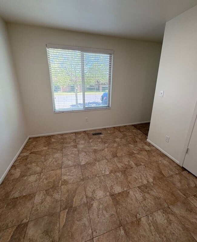 Building Photo - 2 Bedroom Apartment in Holladay!