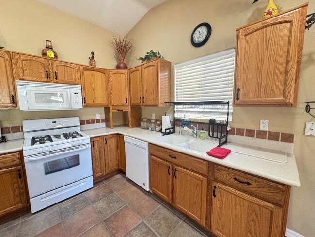 Building Photo - Great spacious home on Huukan Golf Course