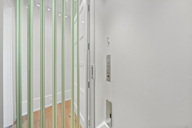 Building Photo - 5525 Jimmy Buffett Mem Hwy