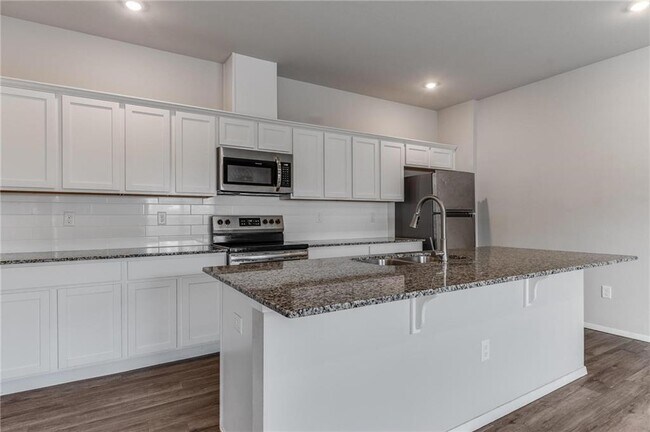 Building Photo - 923 S Nighthawk Ln