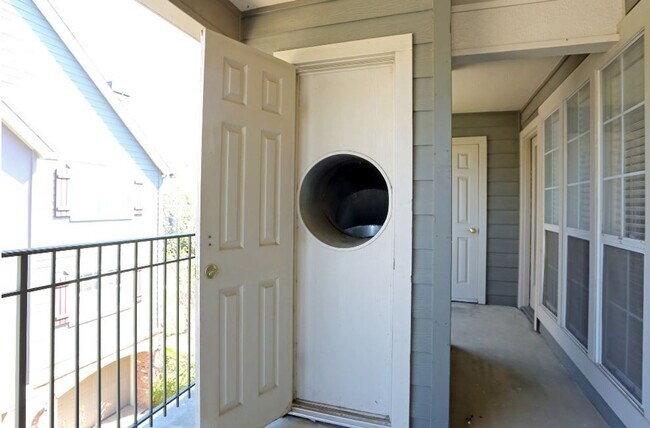 Building Photo - Beautiful large 2-bedroom 2 baths with 1 car garage in Mid Town Tulsa!!
