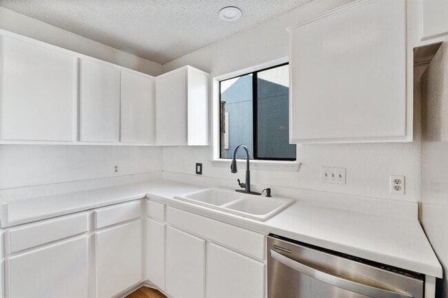 Building Photo - 9826 Briar Ridge Dr