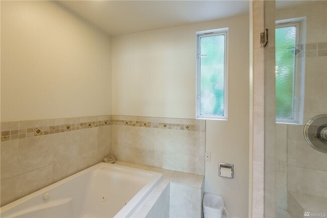 Building Photo - Stunning Lake Sammamish 50 Foot Waterfront...