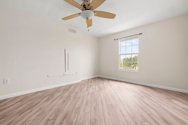 Building Photo - Resort-Style Living in the Heart of Fort M...