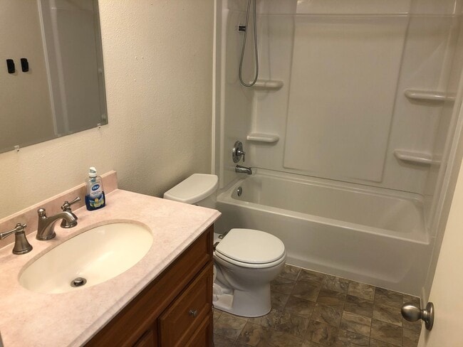 Building Photo - Beautifully updated 2 bed/1bath duplex in ...