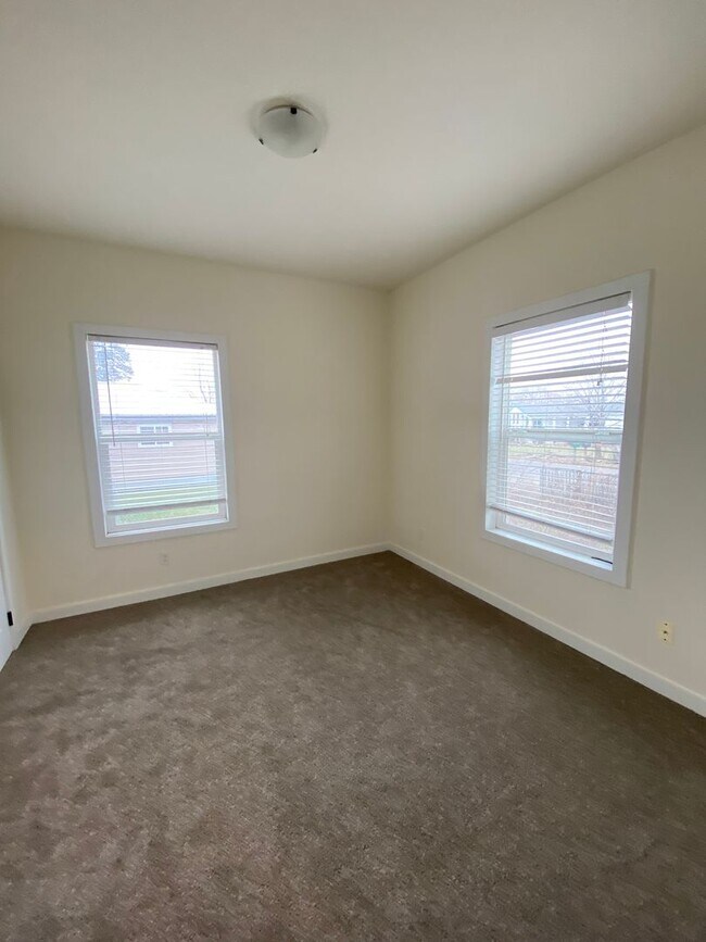 Building Photo - 1801 Russell Ave