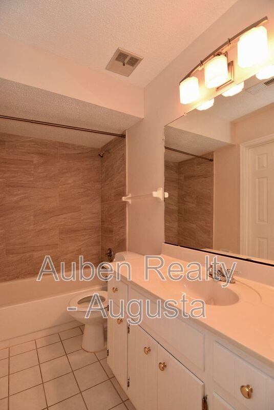 Building Photo - 490 Pheasant Run Dr