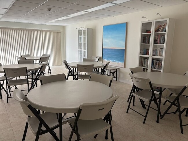 Building Photo - Marco Towers