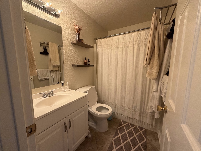 Building Photo - 558 N 3rd St