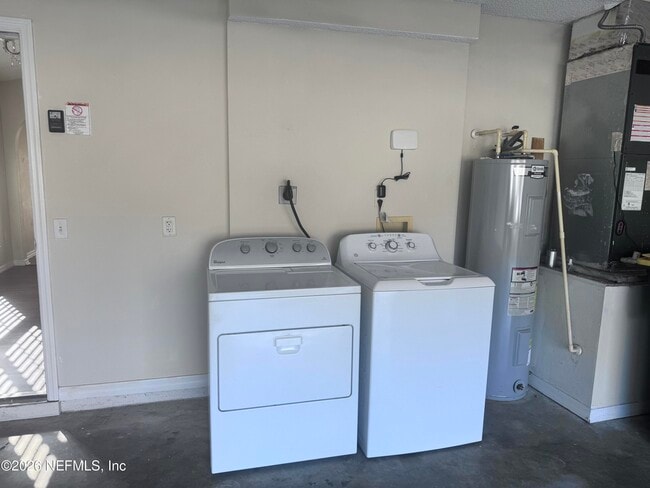 Building Photo - 8440 Oak Crossing Dr W