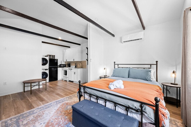 Building Photo - 906 Villa Ave