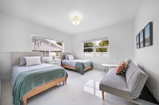 Building Photo - 1625 Hollywood Blvd