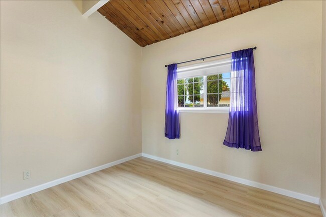 Building Photo - 1154 Otis Dr