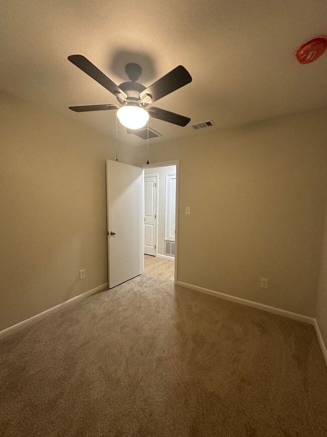 Building Photo - Newly remodeled 4/2 in the Eastgate Commun...