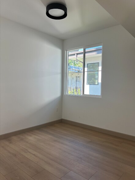 Building Photo - 913 Wildrose Ave