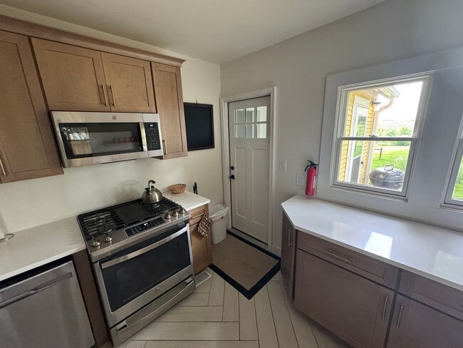 Building Photo - 4 Bedroom Updated Acreage