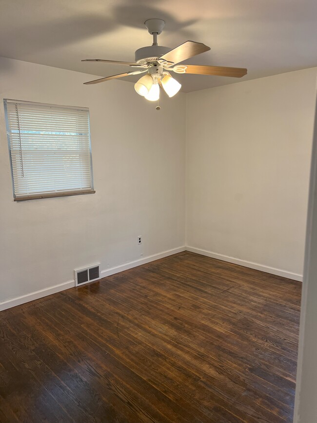 One Room - 9968 Northampton Dr