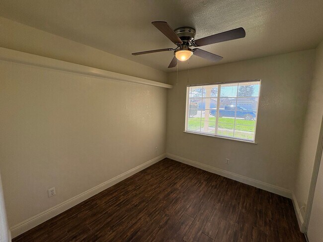 Building Photo - SE Visalia home Rent Ready!