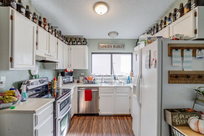 Building Photo - Huge room in a large shared home, private bathroom, great neighborhood, friendly roommates!